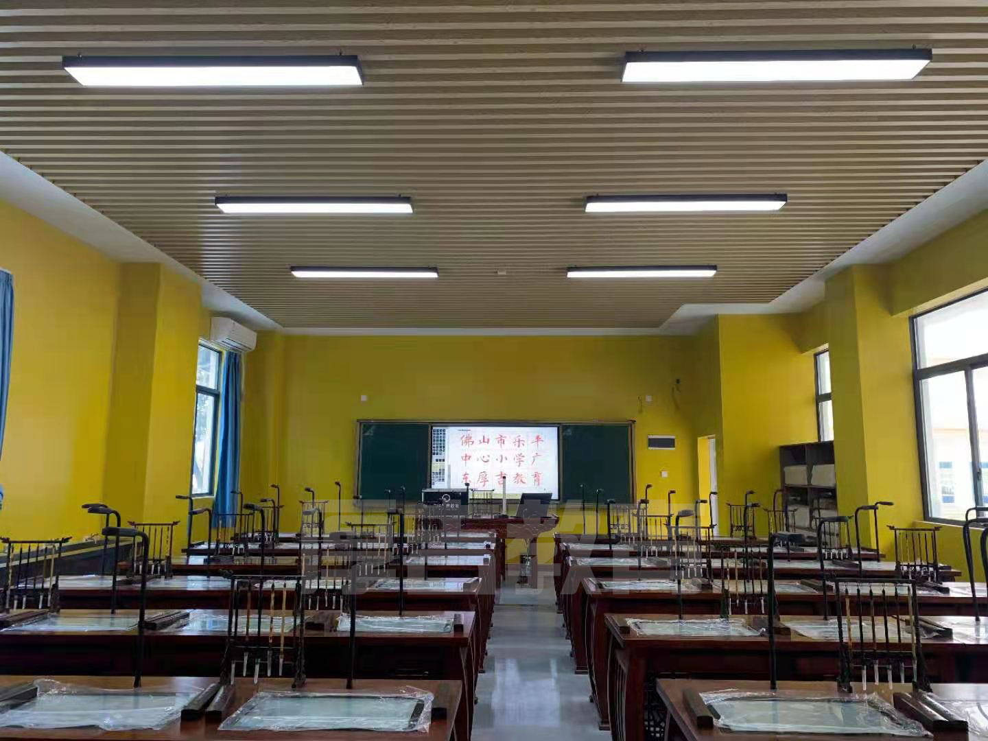 學校<a href='http://m.taiwanquinoa.com/chanpin/57-1.html' target='1' style='font-size:18px; font-weight:bold; color:#000000;'>書法室</a>