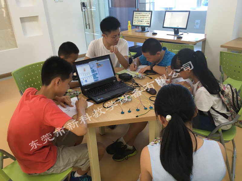<a href='http://m.taiwanquinoa.com' target='1' style='font-size:14px; font-weight:bold; color:#0080ff;'>創客實驗室</a>