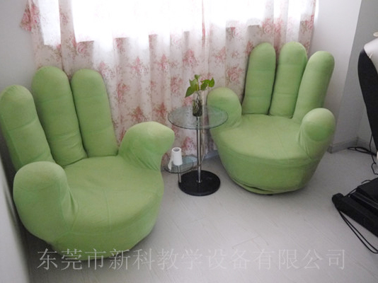 學校<a href='http://m.taiwanquinoa.com' target='1' style='font-size:14px; font-weight:bold; color:#0080ff;'>心理咨詢室</a>布置