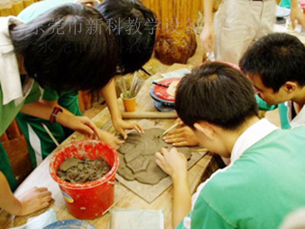 <a href='http://m.taiwanquinoa.com/chanpin/55-1.html' target='1' style='font-size:18px; font-weight:bold; color:#000000;'>陶藝功能室</a>2