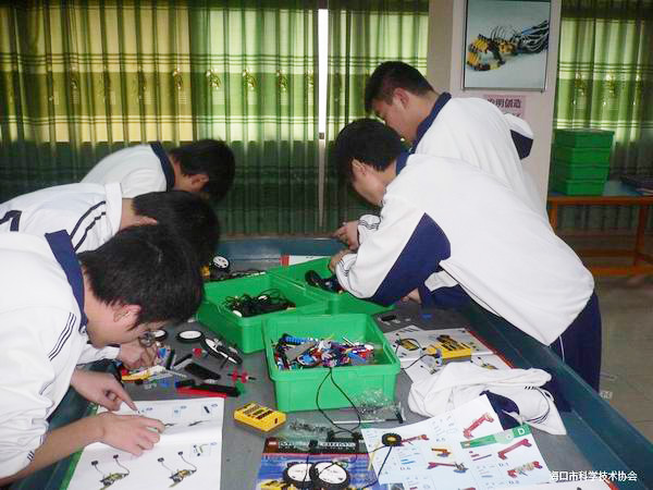<a href='http://m.taiwanquinoa.com/chanpin/60-1.html' target='1' style='font-size:18px; font-weight:bold; color:#000000;'>機(jī)器人功能室</a>
